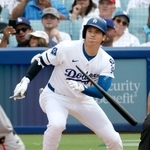 　ジャイアンツ戦の６回、バットを折りながら右前打を放つドジャース・大谷＝ロサンゼルス（共同）