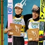 　ノルディックスキーのＧＰジャンプ男子スーパー団体で２位となった小林陵侑（左）と二階堂蓮＝バルディフィエメ（共同）