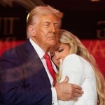 　チャーリー・カーク氏の追悼式典で、カーク氏の妻（右）と抱き合うトランプ米大統領＝２１日、アリゾナ州グレンデール（ＡＰ＝共同）