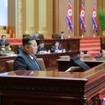 　２０、２１両日に開かれた北朝鮮の最高人民会議に臨む金正恩朝鮮労働党総書記（手前）＝平壌（朝鮮中央通信＝共同）