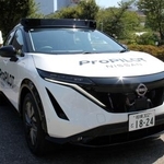 　日産自動車が開発した独自の運転支援システム「プロパイロット」の次世代版を搭載した試作車＝８日、東京都港区