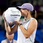 　女子テニス韓国オープンのシングルス決勝で優勝したイガ・シフィオンテク＝２１日、ソウル（ロイター＝共同）