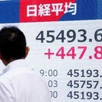 　日経平均株価の終値を示すボード＝２２日午後、東京中央区