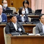 　愛知県豊明市議会の本会議に臨む小浮正典市長（前列左）＝２２日午後