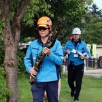 　秋田県横手市の住宅街近くで行われたクマへの銃の使用手順を確認する研修会に参加したハンター＝２２日午後