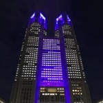 　「手話の日」に合わせ、シンボルカラーの青色に照らされた東京都庁＝２２日午後、東京都新宿区