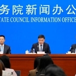 　記者会見する中国人民銀行の潘功勝総裁（中央）ら＝２２日、北京（共同）