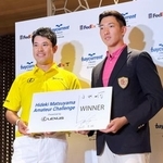 　表彰式で笑顔の松山英樹（左）と小林大河＝２２日、横浜ＣＣ