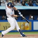 　８回ヤクルト２死、オスナが左越えに決勝ソロを放つ＝神宮