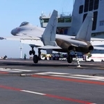 　中国軍の最新鋭空母「福建」に着艦する戦闘機（新華社＝共同）