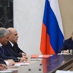 　２２日、モスクワ・クレムリンで開かれた安全保障会議で発言するロシアのプーチン大統領（右端）（ＡＰ＝共同）