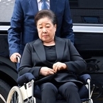 　２２日、ソウル中央地裁へ車いすに乗って出頭する旧統一教会の韓鶴子総裁（共同）