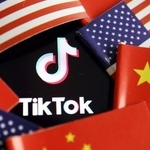 　ＴｉｋＴｏｋ（ティックトック）のロゴと米中両国の国旗（ロイター＝共同）