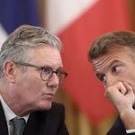 　スターマー英首相（左）とフランスのマクロン大統領＝８月、ワシントン（ゲッティ＝共同）