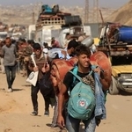 　ガザ市民に対するイスラエル軍の退避通告を受け、南方に避難するパレスチナ人ら＝２１日、ガザ中部（ロイター＝共同）