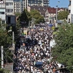 　２２日、ウクライナ中部ウマニに集まったユダヤ教正統派の信者ら（共同）