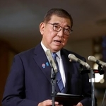 　国連総会への出発前に記者団の取材に応じる石破首相＝２３日午前、首相公邸