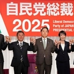 　自民党総裁選の共同記者会見を前に写真に納まる（左から）小林元経済安保相、茂木前幹事長、林官房長官、高市前経済安保相、小泉農相＝２３日午前、東京・永田町の党本部
