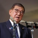 　国連総会への出発前に記者団の取材に応じる石破首相＝２３日午前、首相公邸