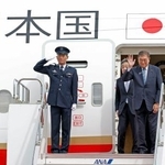 　国連総会が開催される米国に向け出発する石破首相（右）＝２３日午前、羽田空港