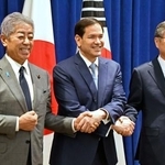 　握手する（左から）岩屋外相、ルビオ米国務長官、韓国の趙顕外相＝２２日、ニューヨーク（共同）