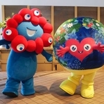 　大阪・関西万博会場に登場した国際園芸博覧会のマスコットキャラクター「トゥンクトゥンク」（右）＝２３日、大阪市此花区の夢洲