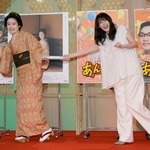 　セレモニーで今田美桜さん（右）からバトンを受け取る高石あかりさん＝２３日午後、大阪市中央区のＮＨＫ大阪放送局