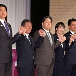 　自民党総裁選の共同記者会見を前に写真に納まる（左から）小林元経済安保相、茂木前幹事長、林官房長官、高市前経済安保相、小泉農相＝２３日午前、東京・永田町の党本部