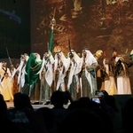 　サウジアラビアのナショナルデーで披露された伝統舞踊「アルダ」＝２３日午後、大阪市此花区の夢洲