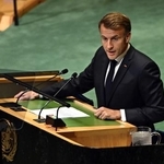 　パレスチナ問題の解決に向けた国際会議で演説するフランスのマクロン大統領＝２２日、米ニューヨークの国連本部（ゲッティ＝共同）