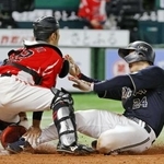 　３回オリックス２死一、二塁、太田の左前打で二走紅林が先制の生還。捕手嶺井＝みずほペイペイドーム