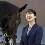 　第５０回愛馬の日のイベントを視察される愛子さま＝２３日午後、東京都世田谷区の馬事公苑