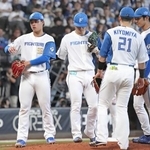 　２回、満塁のピンチで孫易磊（左端）の元に集まる日本ハムナイン＝エスコンフィールド