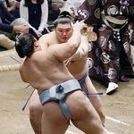 　大の里（奥）が突き出しで琴勝峰を下す＝両国国技館