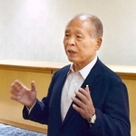 　自民党総裁選の対応について、記者団の取材に応じる鈴木宗男参院議員＝２３日午後、札幌市