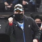 　ガッツポーズする日本ハム・新庄監督＝４月、エスコンフィールド