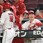 　２回、２ランを放った中村奨（左）を迎える広島・新井監督＝マツダ