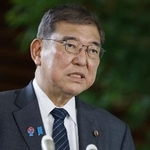 　記者団の取材に応じる自民党総裁の石破首相＝１９日、首相官邸