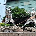 　台風１８号に備え、ロープで固定される彫刻＝２３日、香港（ＣＮＳ＝共同）