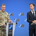 　１２日、ブリュッセルで記者会見するＮＡＴＯのルッテ事務総長（右）とグリンコウィッチ欧州連合軍最高司令官（ゲッティ＝共同）