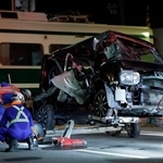 　特急電車と衝突し、大破した乗用車＝２３日午後９時５５分、大阪府貝塚市