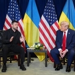 　会談するトランプ米大統領（右）とウクライナのゼレンスキー大統領＝２３日、ニューヨーク（ＡＰ＝共同）