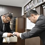 　６月、香川県東かがわ市議会に申し入れを行う上村一郎市長。左は山口大輔副議長＝香川県東かがわ市