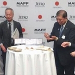 　米ニューヨークのレストランで開かれた日本産食品の輸出を促進するイベントで試食する石破首相（右から２人目）＝２３日（共同）