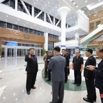 　完工式を控えた平壌総合病院を視察する北朝鮮の金正恩朝鮮労働党総書記（中央左）＝２３日、平壌（朝鮮中央通信＝共同）