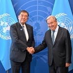 　国連のグテレス事務総長（右）と握手する石破首相＝２３日、米ニューヨークの国連本部（代表撮影・共同）