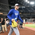　メジャーに合流し、練習のためグラウンドに出るドジャース・佐々木＝フェニックス（共同）