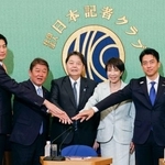 　自民党総裁選の立候補者討論会で、写真に納まる（左から）小林元経済安保相、茂木前幹事長、林官房長官、高市前経済安保相、小泉農相＝２４日午後、東京・内幸町の日本記者クラブ