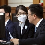 　２４日、ソウル中央地裁で開かれた初公判に出廷した金建希被告（共同）