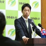 　記者団の取材に応じる日本維新の会の藤田共同代表＝２４日午後、国会